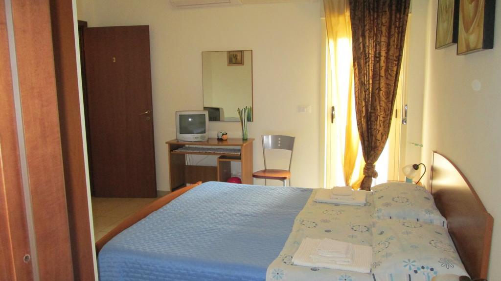 Bed And Breakfast Oasi Reggio Calabria Room photo